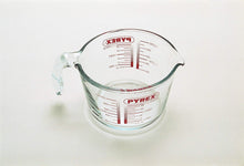 borosilicate pyrex measuring cup with red label